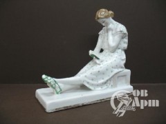 Скульптура "Девушка с книгой"